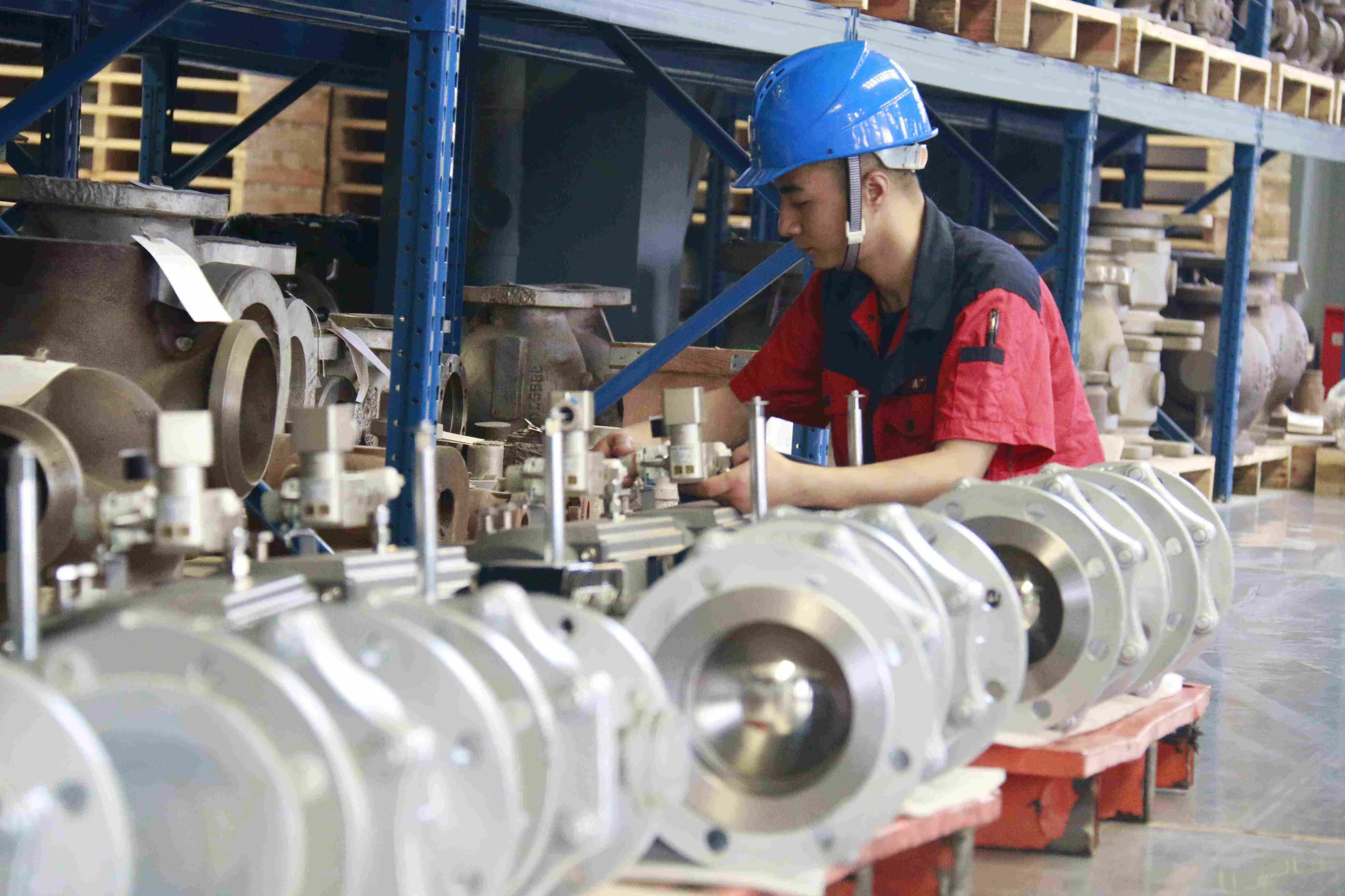 Why are stainless steel castings preferred in oil and gas ball valves?